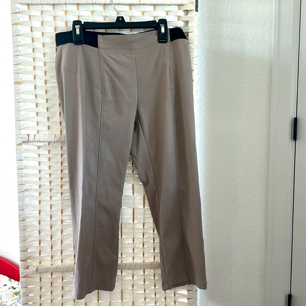 Capri shorts , beige with elastic side - simply Vera wang